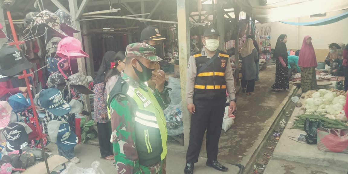 Bhabinkamtibmas Desa Mulyamekar Beserta Babinsa Lakukan Woro-Woro Tetap Antisipasi Covid-19 di Masa AKB di Sumedang